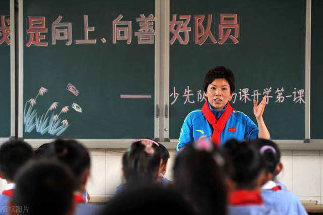 从处所搬到城市的一个女人海秀，开一间咖啡厅起头新的糊口。常来咖啡厅的女高中生艺珍，继而在咖啡厅打工，垂垂被海秀吸引。艺珍确信本身的豪情是真的，向海秀广告。